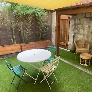  Appartement Avec Grande Cour Et Bassin